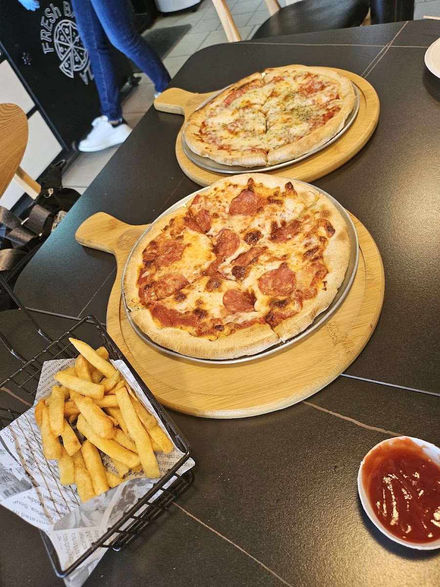 Fresh Basil Pizza Photos 2